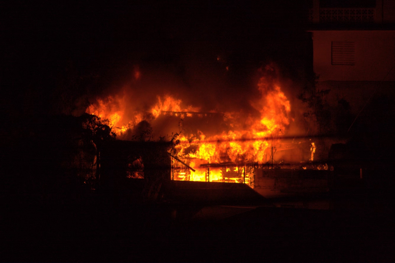 Backdraft vs. Flashover: Causes, Warning Signs & Firefighter Response