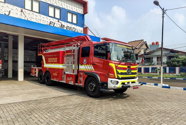Firefighter Explains: Why are fire trucks red?